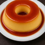 Um delicioso Pudim de leite condensado sobreposto em uma mesa