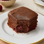Bolo chocolate com cereja